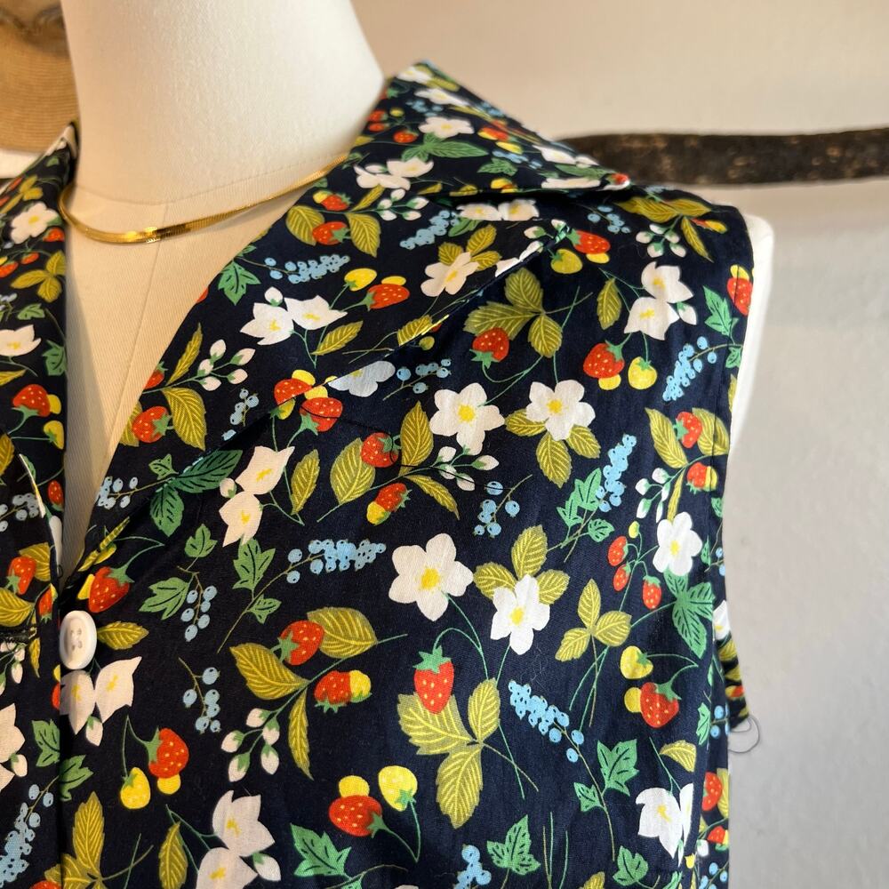 Unique Vintage Strawberry Cotton Print Sleeveless Button Down Blouse Size M - Picture 2 of 12
